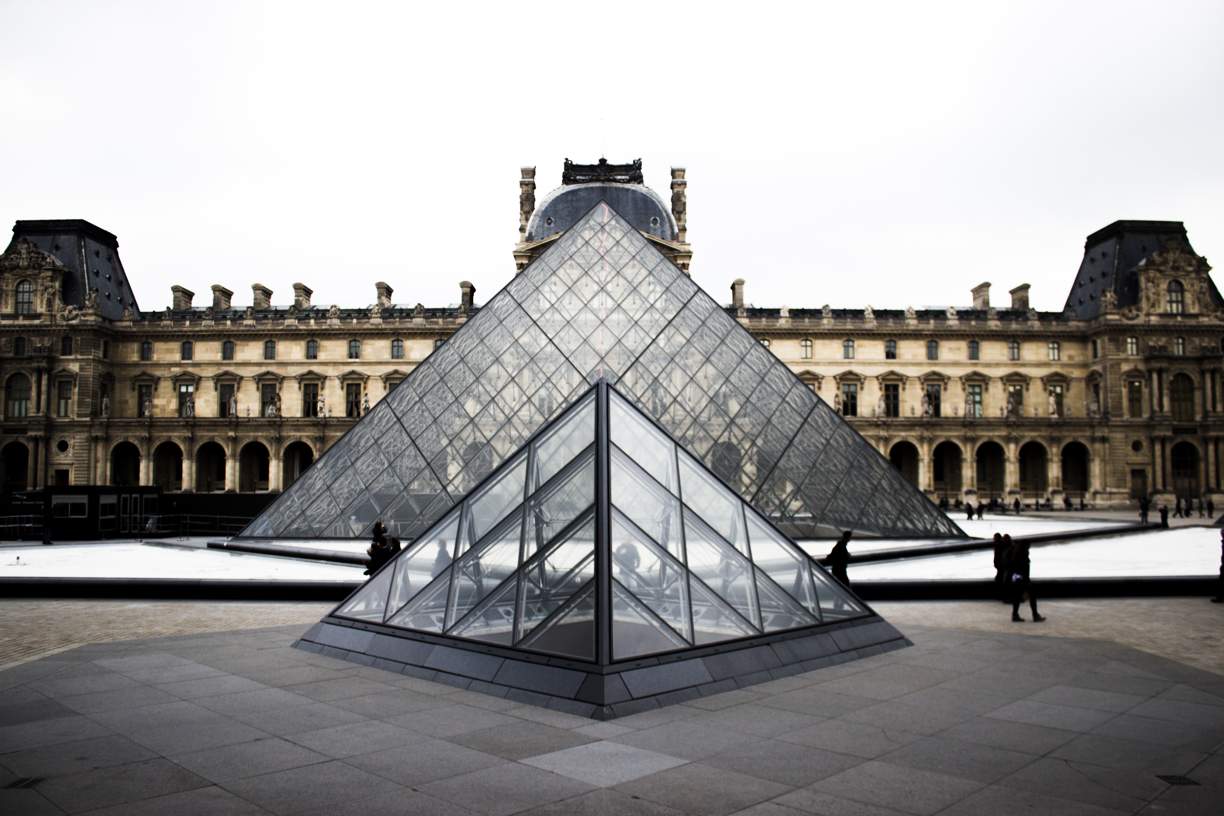 paris-museum-pyramide-louvre